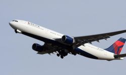 فوضى في الجو.. ركاب يتعرضون للعض والضرب على متن طائرة أمريكية!